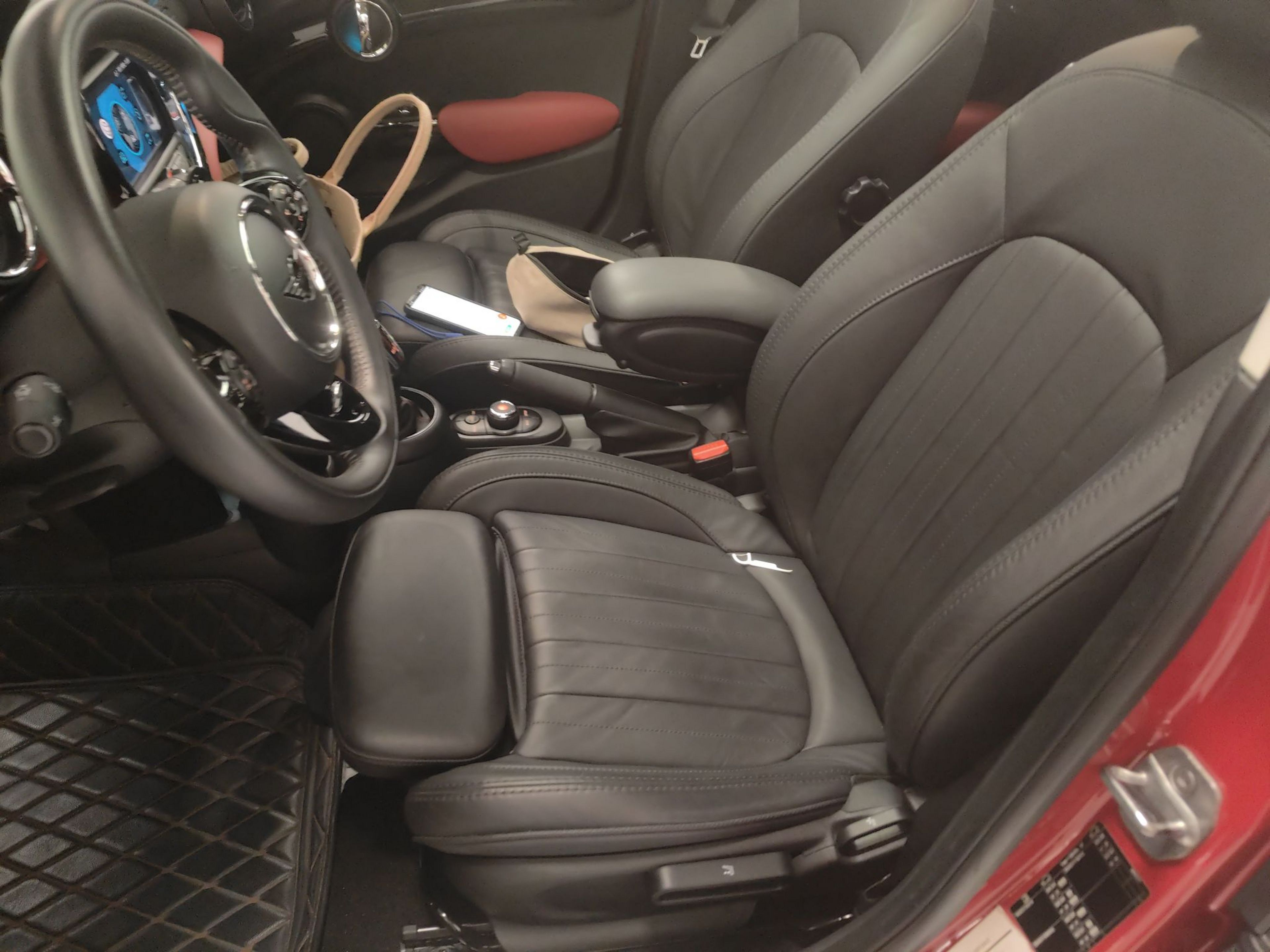 المقاعد الأمامية داخل السيارة