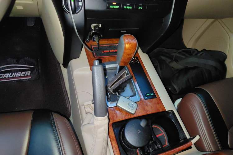 Used Toyota Land Cruiser 2015 4.0L V6 Middle East Low-Trim Version Gear Lever