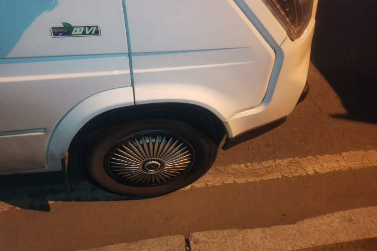 Used JMC Transit 2019 2.8T Commercial Version Long Wheelbase Mid-Roof 6-Seater Rear Single Tire China VI Emission Standard – JX493 Right Front Wheel Hub