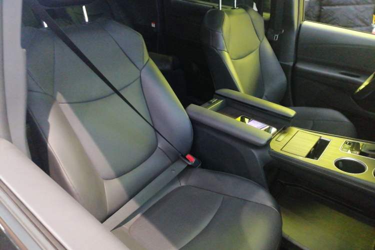 Used Toyota Granvia 2024 2.5L Hybrid Prestige PLUS Four-Wheel Drive Version
