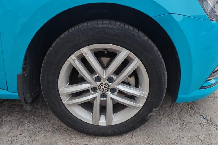 Used Volkswagen Gran Lavida 2015 1.6L Automatic Comfort Edition Right Front Wheel Hub