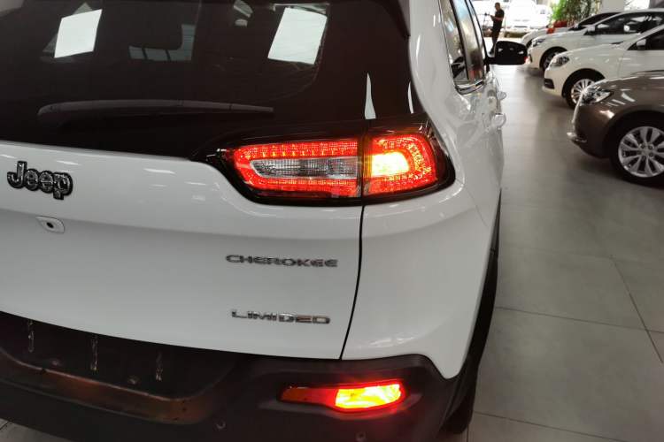 Used Jeep Cherokee 2020 2.0L Two-Wheel Drive Classic Sports Edition