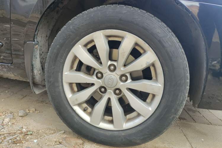 Used Kia Carens 2011 2.0L 7-Seater Automatic Standard Edition Right Front Wheel Hub