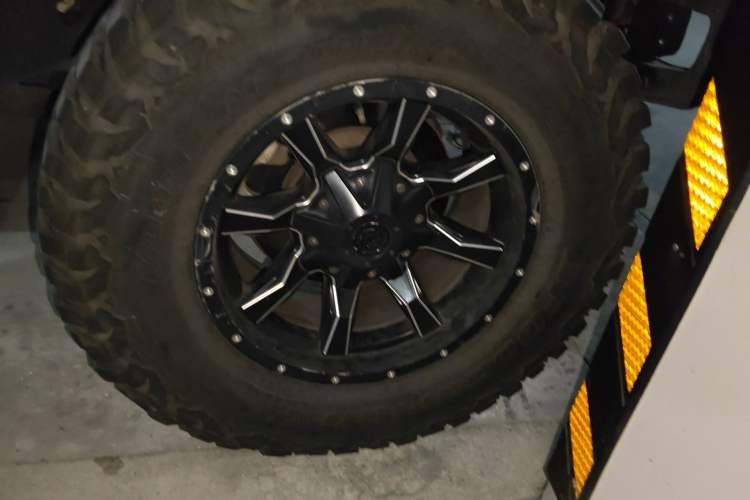 Used Jeep Wrangler 2015 3.0L Sahara Four-Door Comfort Edition Right Front Wheel Hub