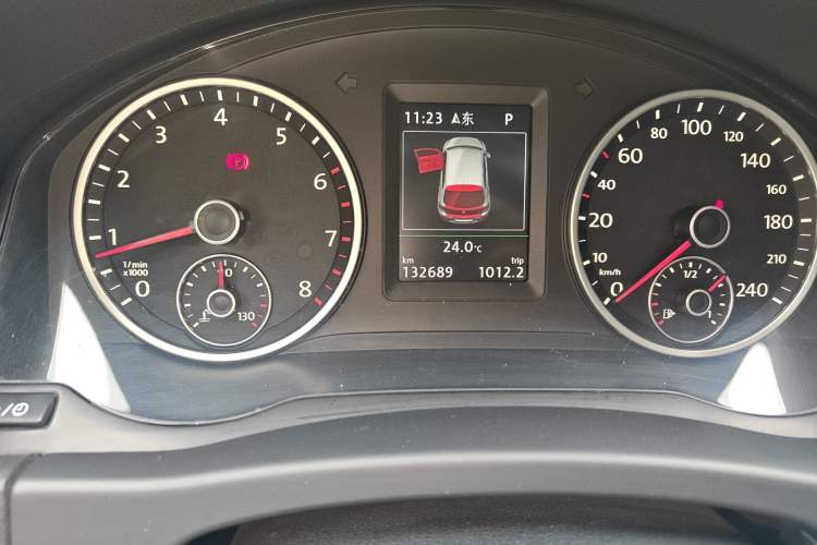 Used Volkswagen Tiguan 2015 1.8TSI Automatic All-Wheel-Drive Luxury Model Odometer Close Up