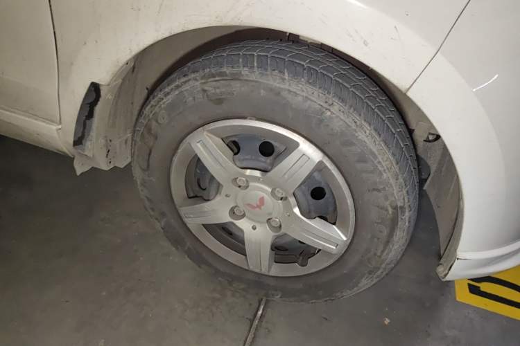 Used Wuling Hongguang 2021 1.5L Revised S Base Version Hydraulic Power Steering LAR Right Front Wheel Hub