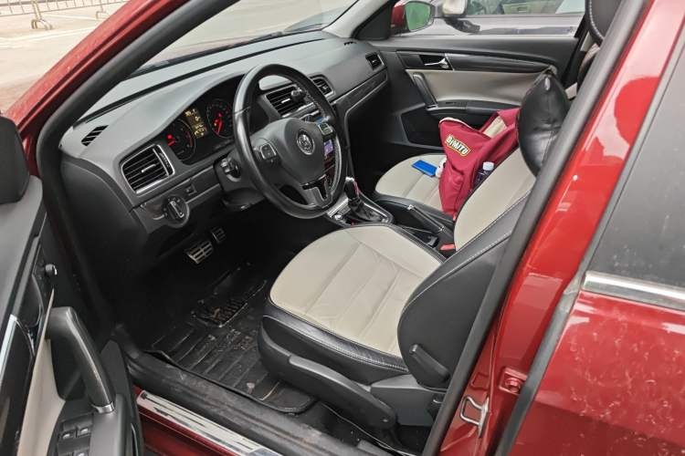 Used Volkswagen Cross Lavida 2014 1.6L Automatic Driver Seat