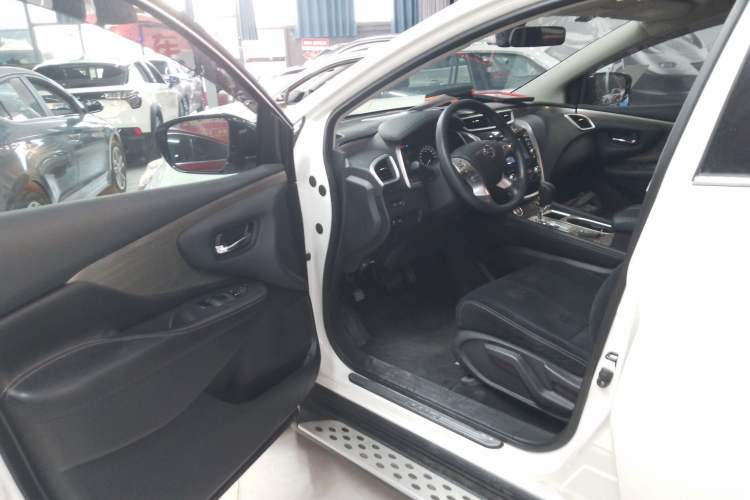 Used Nissan Murano 2021 2.5L XE Two-Wheel Drive Elite Edition Interior 3