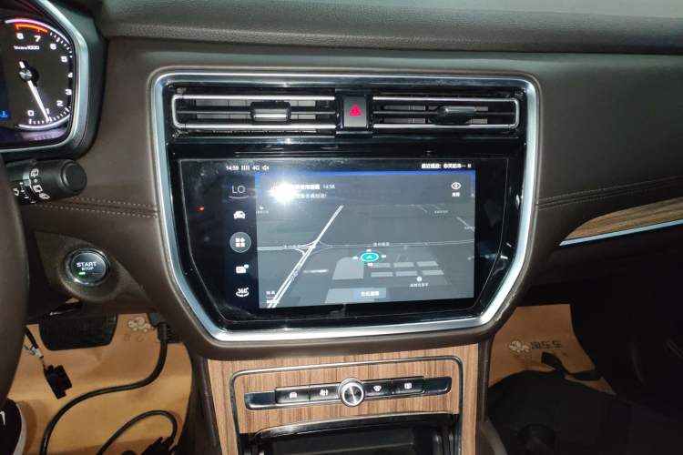 Used Roewe RX8 2018 30T Smart Connectivity Two-Wheel Drive Supreme Edition Audio And AC Panel