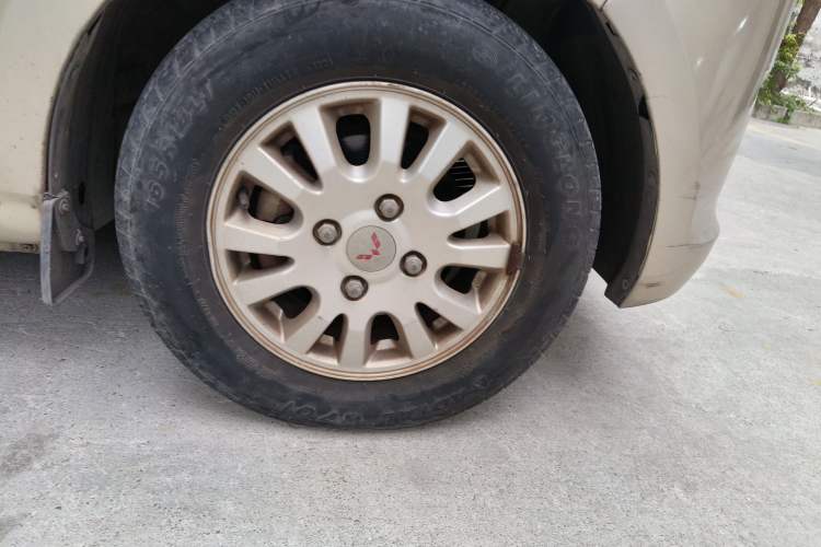 Used Wuling Rongguang V 2016 1.5L Standard Version Right Front Wheel Hub