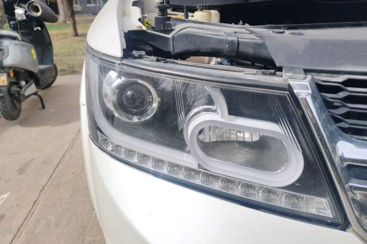 Used Dodge Journey 2013 2.4L Two-Wheel Drive Luxury Version Right Front Headlight