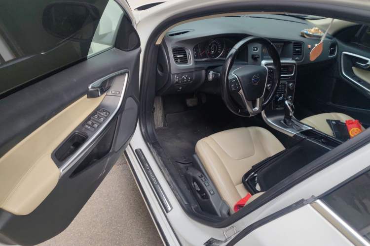 Used Volvo V60 2014 T5 Zhiyi Edition