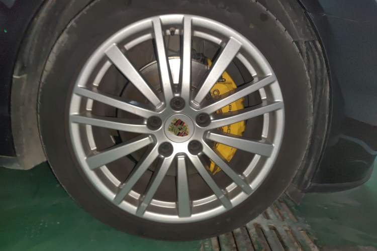 Used Porsche Panamera 2017 Panamera 4 Executive Long Wheelbase 3.0T Right Front Wheel Hub