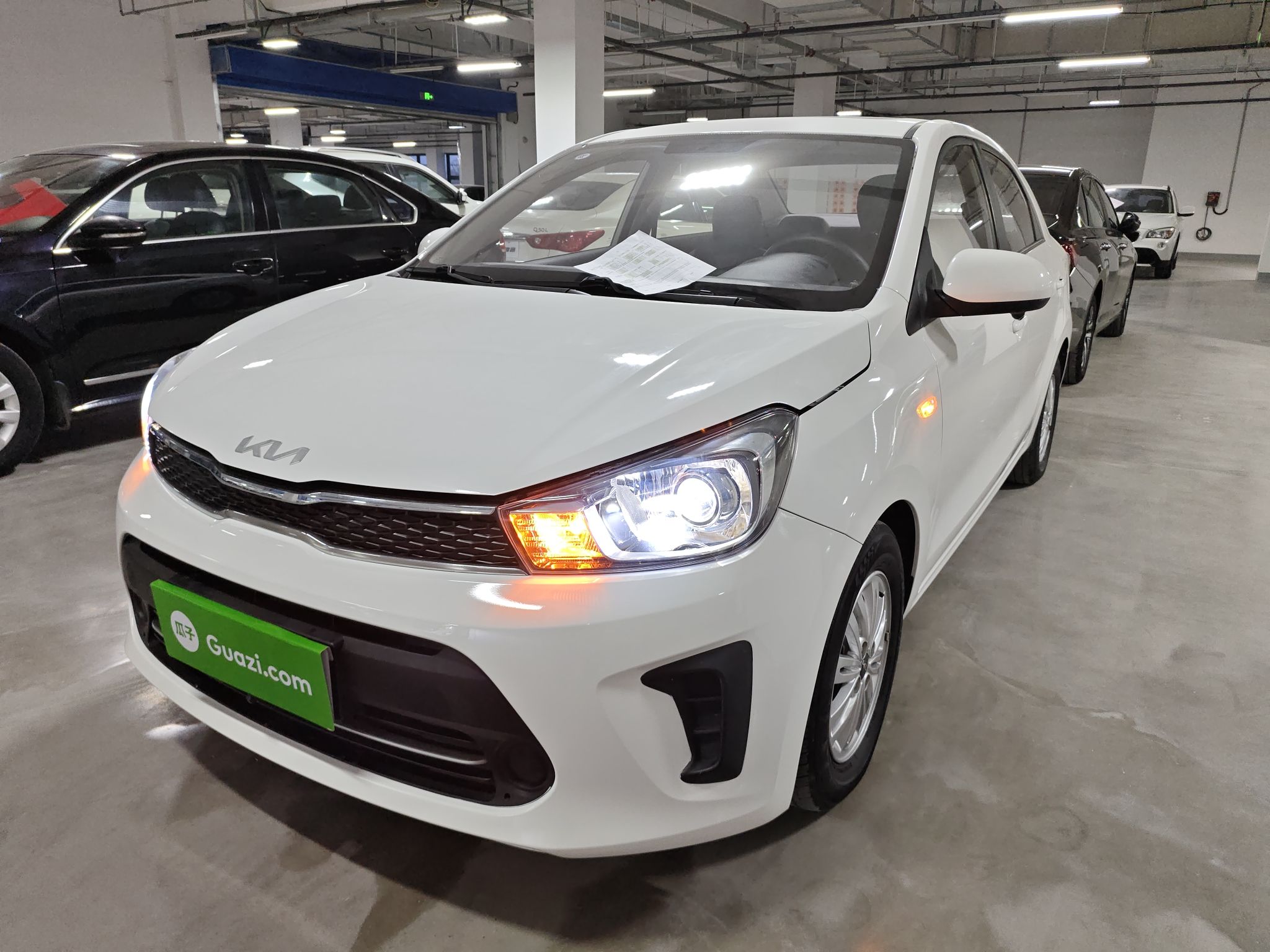 Под передней частью автомобиля