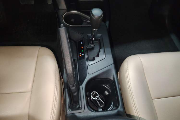 Used Toyota RAV4 2016 2.0L CVT Two-Wheel Drive Fashion Edition China V Standard Gear Lever