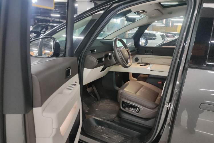 Used Li Auto MEGA 2024 Ultra Model
