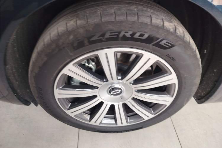 Used Hima AITO M8 2025 Extended-Range Max+ Version 53.4 kWh 5-Seater Edition Left Front Wheel Hub