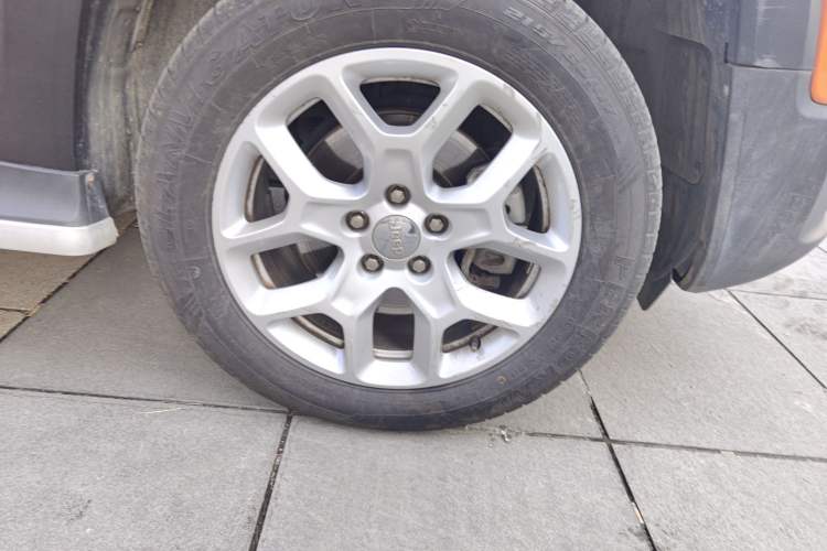 Used Jeep Renegade 2017 180T Automatic High-Energy Version Right Front Wheel Hub