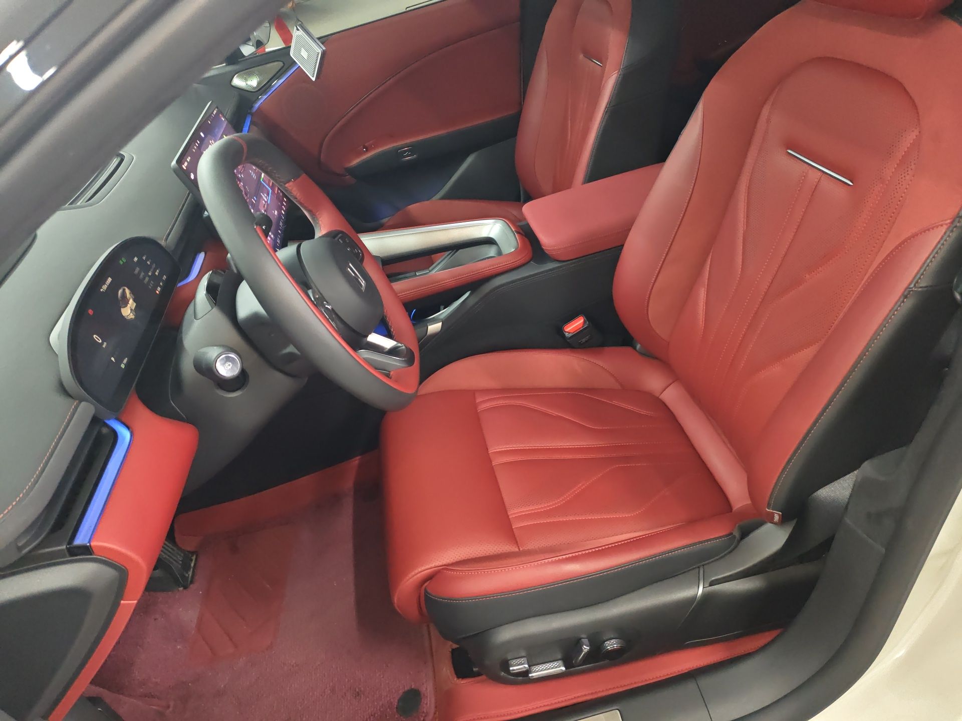 المقاعد الأمامية داخل السيارة