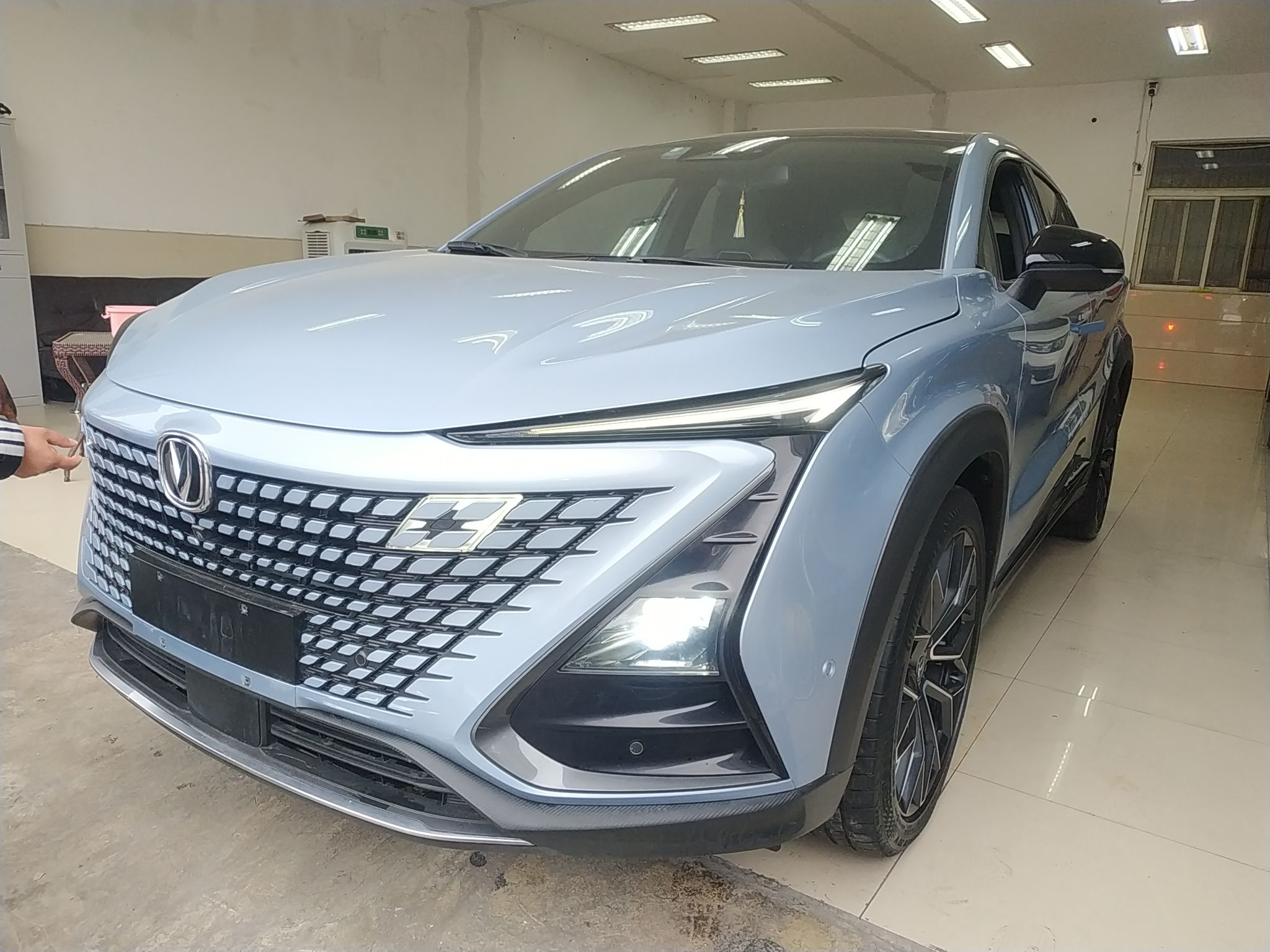 Под передней частью автомобиля