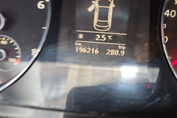 Used Volkswagen Magotan 2012 2.0 TSI Ultimate Edition Odometer Close Up