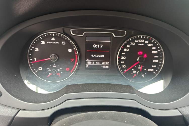 Used Audi Q3 2015 35 TFSI quattro Comfort model Odometer Close Up