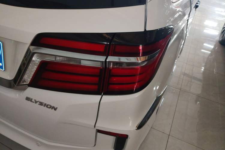Used Honda Elysion 2016 2.4L Style Edition Right Rear Taillight