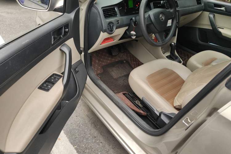 Used Skoda Rapid 2015 1.6L Automatic Smart Selection Model