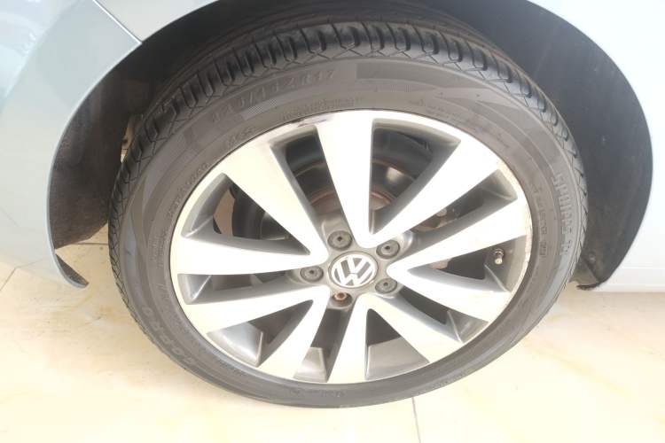 Used Volkswagen Golf 2012 1.4TSI Luxury Convertible Edition Right Rear Wheel Hub