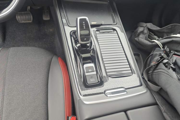 Used Dongfeng Aeolus Yixuan MAX 2021 1.5T Super-Powered Dad Edition Gear Lever