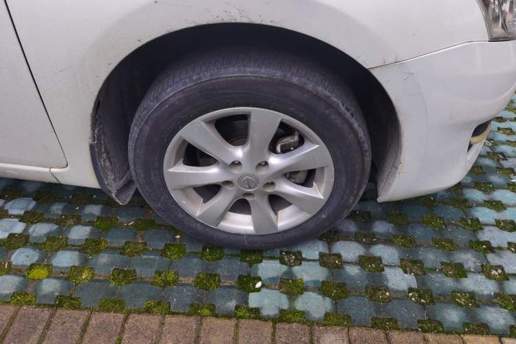 Used Nissan Tiida 2014 1.6L CVT Cool Cafe Edition Right Front Wheel Hub