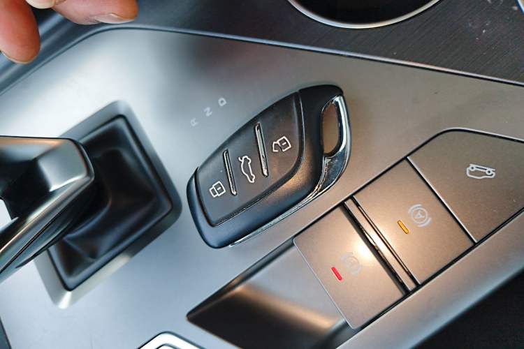 Used Roewe D5X DMH 2024 135 Tech Edition
