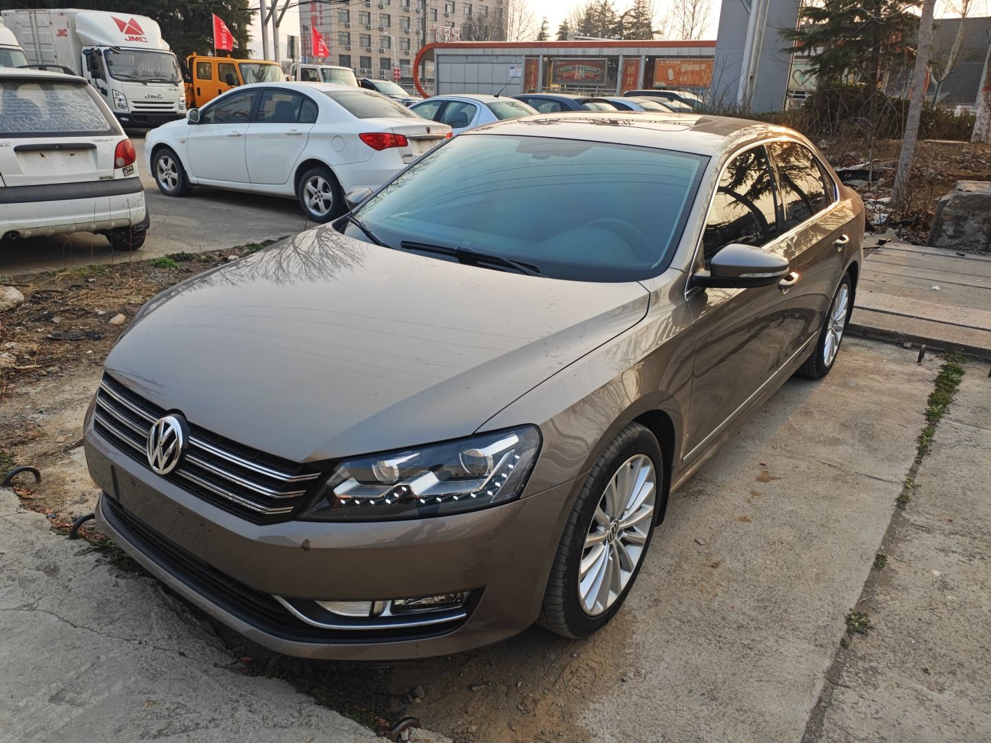 تحت مقدمة السيارة