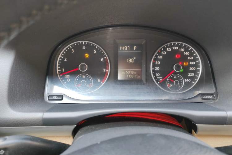 Used Volkswagen Touran 2011 1.4T DSG Zhiya Edition 5 Seats Odometer Close Up