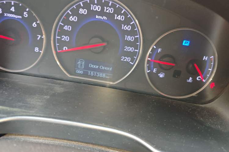 Used Hyundai Santa Fe Classic 2012 2.4 Ultimate Edition 7-Seater Four-Wheel Drive Odometer Close Up