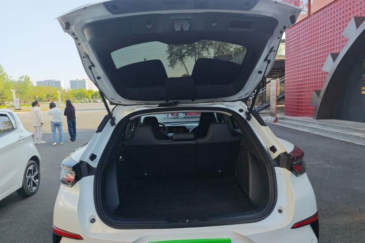 Used CHANGAN UNI-T 2020 1.5T Prestige Version Trunk