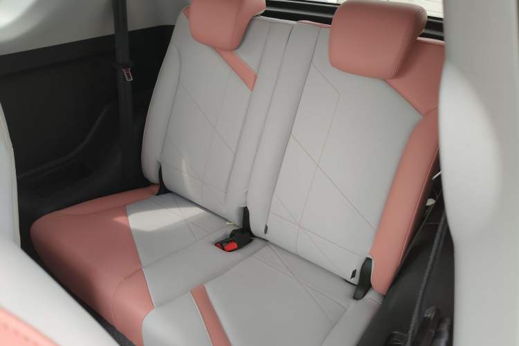 Used Chery QQ Little Ant 2022 Revised Version Sweet Pink Edition Half-Sugar Version Lithium Iron Phosphate 30.7 kWh 30 kW 301 km