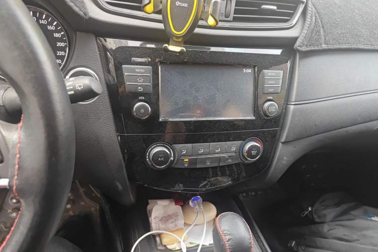 Used Nissan X-Trail 2017 2.0L CVT Comfort Edition 2WD Audio And AC Panel