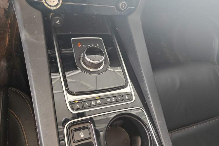 Used Jaguar F-PACE 2016 2.0T Two-Wheel Drive Urban Luxury Edition Gear Lever