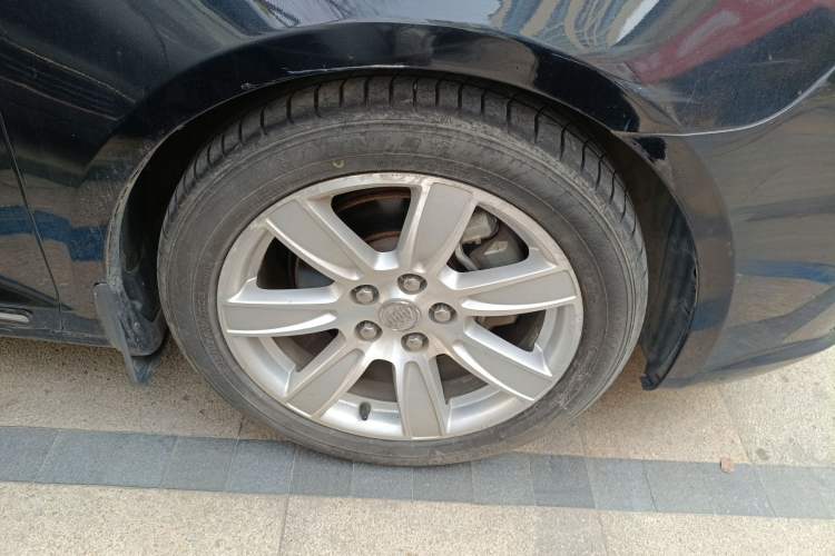 Used Buick LaCrosse 2011 2.4L SIDI Luxury Edition Right Front Wheel Hub