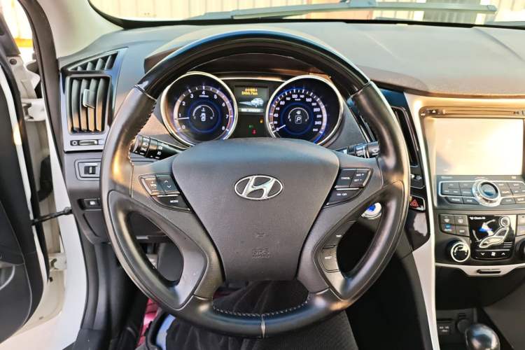 Used Hyundai Sonata 2014 2.4L Automatic Luxury Version China IV Standard Steering Wheel