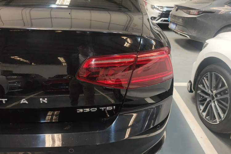 Used Volkswagen Magotan 2020 330TSI DSG Leading Model Right Rear Taillight