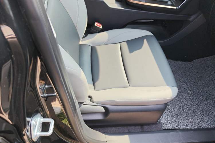 Used Toyota bZ3 2023 517 km Elite PRO Right Front Seat