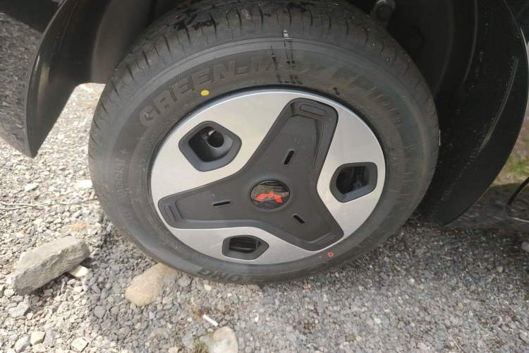 Used Wuling Zhiguang New Energy 2025 Model 305km Ambitious Edition Right Rear Wheel Hub