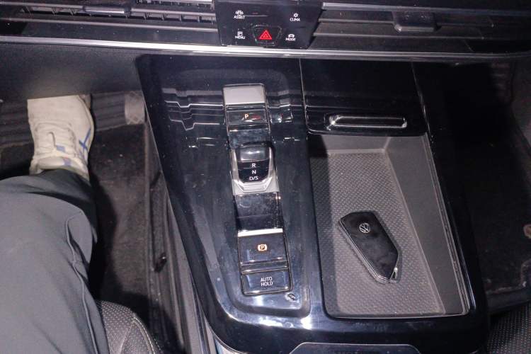 Used Volkswagen Talagon 2022 380TSI All-Wheel-Drive Luxury Prestige Pro 7-Seater Gear Lever