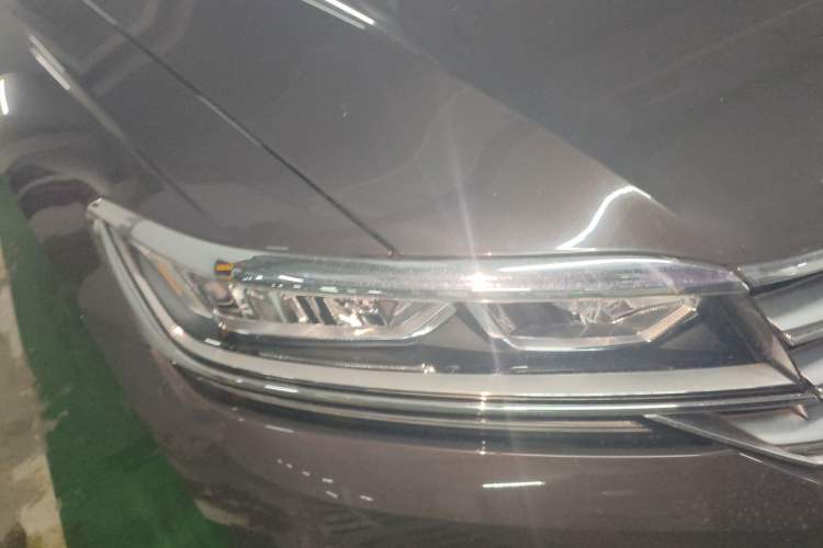 Used Volkswagen Phideon 2018 Revised Version 380TSI Two-Wheel Drive Business Edition Right Front Headlight