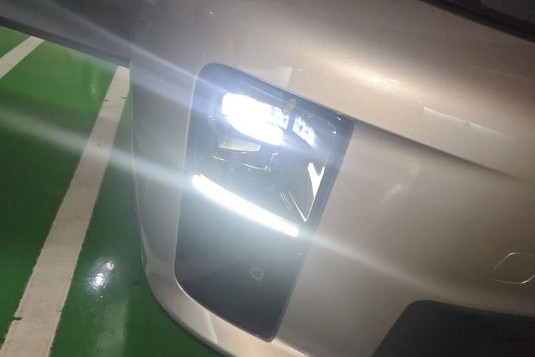 Used Li Auto i6 2025 Model Four-Wheel-Drive Standard Type
