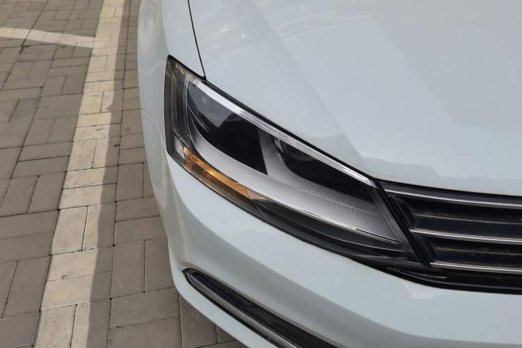 Used Volkswagen Sagitar 2018 1.6L Manual Comfort Model Right Front Headlight