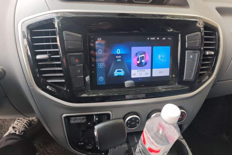 Used SAIC MAXUS Xintu V80 2019 2.5T Classic AMT Aoyuntong Facelifted Short-Wheelbase Mid-Roof 5/6-Seater Audio And AC Panel