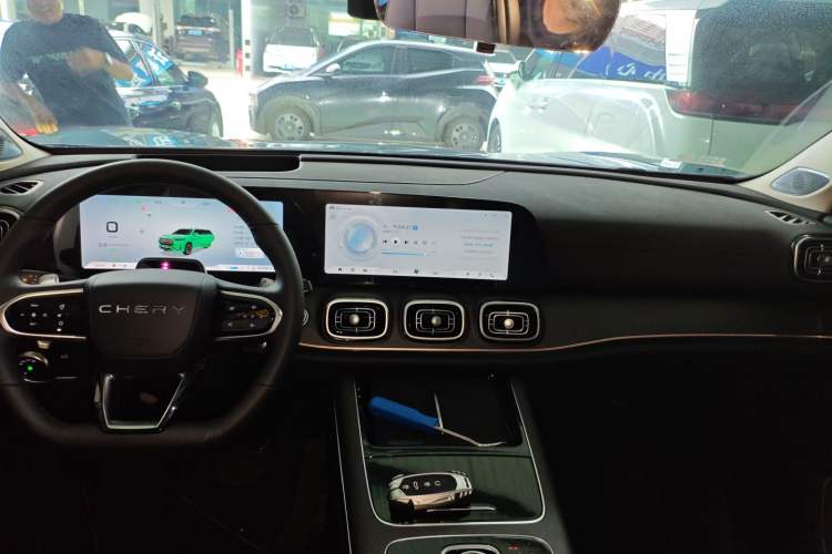 Used Chery Tiggo 9 2023 2.0T Dual-Clutch Two-Wheel Drive Prestige Version 5 Seats Center Console